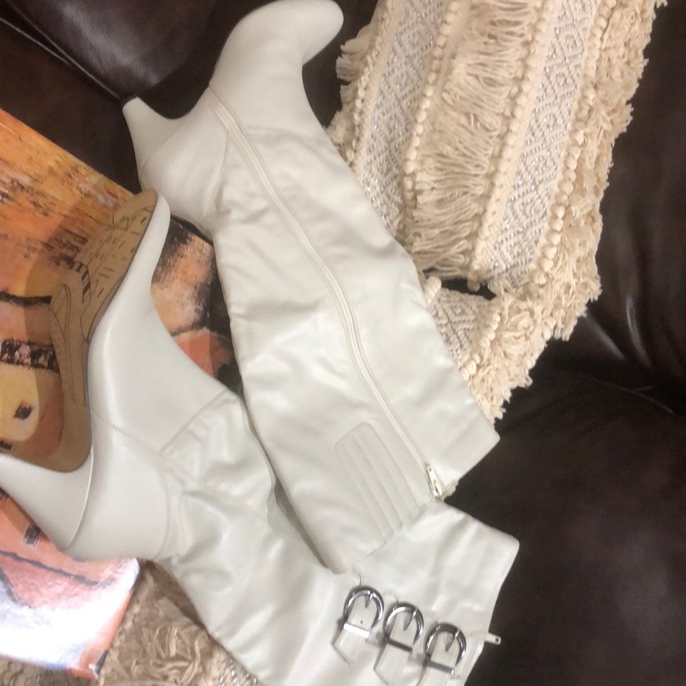 Bella- Vista Winter White Boots